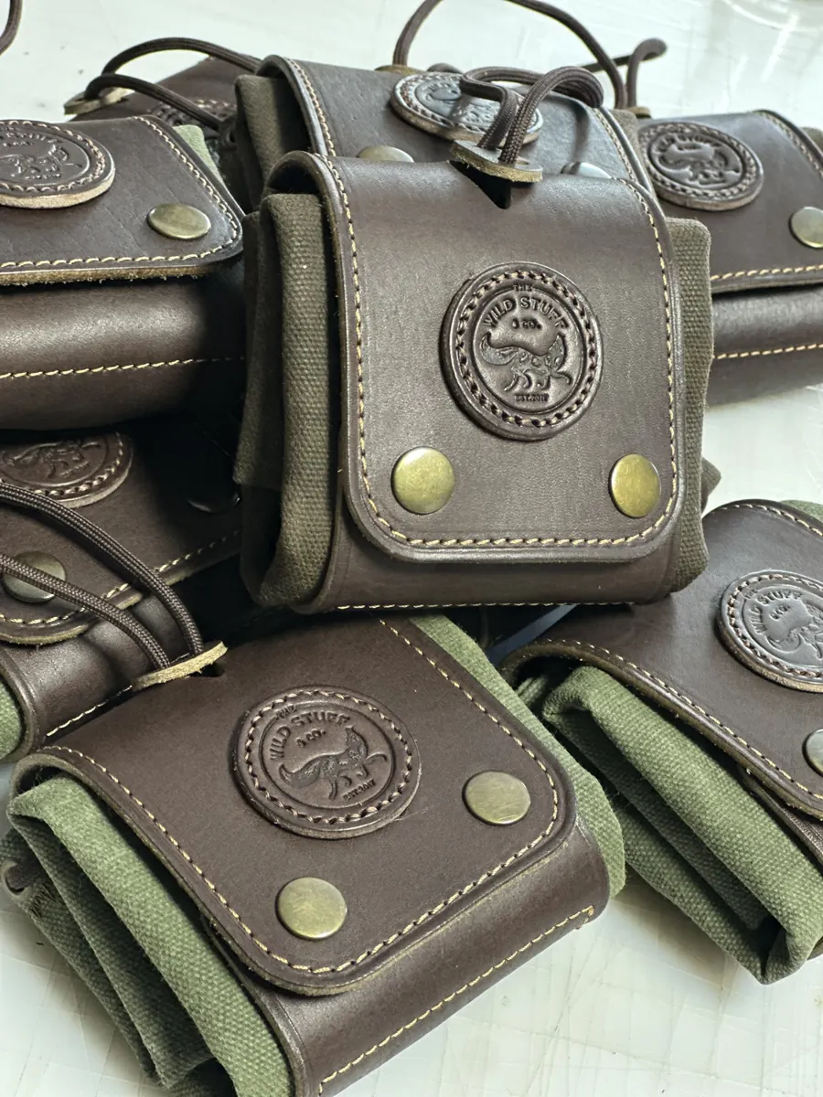 Deri ve yeşil kanvas pouch'lar